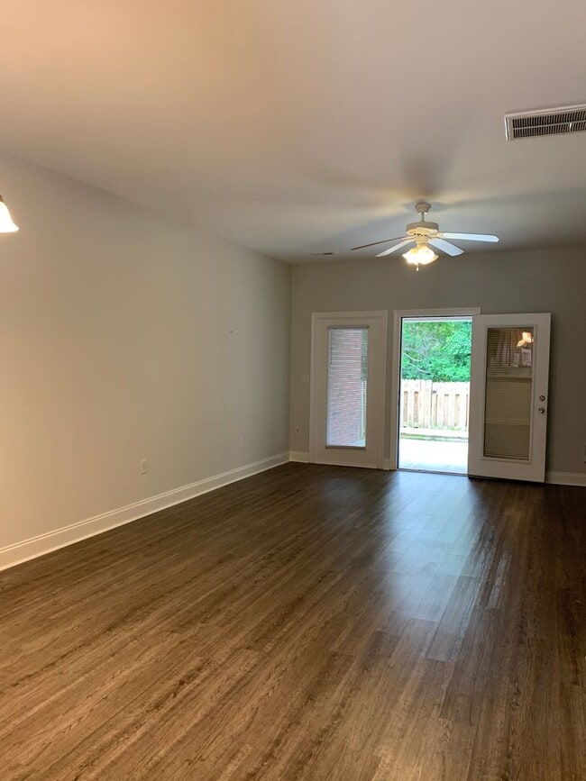 Building Photo - 2 Bedroom 1.5 Bath Townhome in Pleasant Gr...