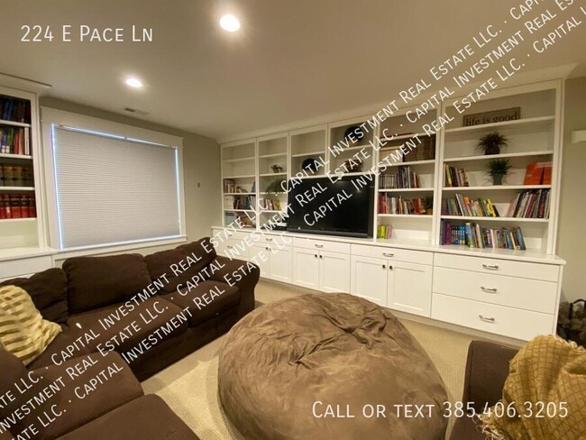 Building Photo - 224 E Pace Ln
