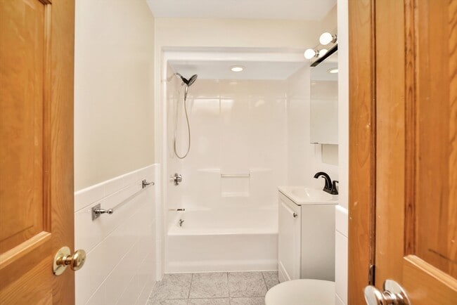 Building Photo - 77 Swan St