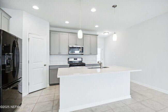 Building Photo - 260 Brandon Lks Dr