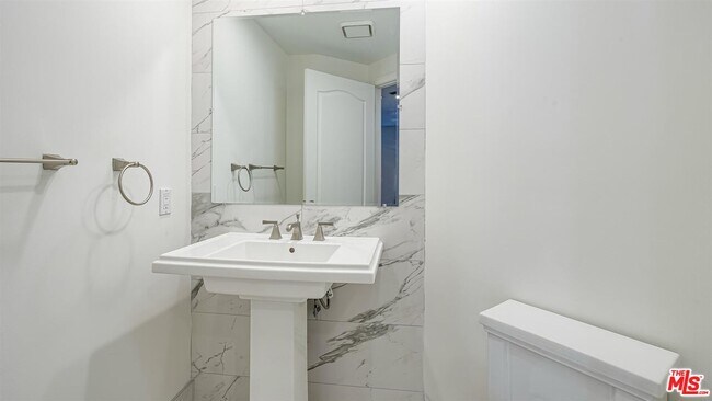 Building Photo - 10555 Ashton Ave