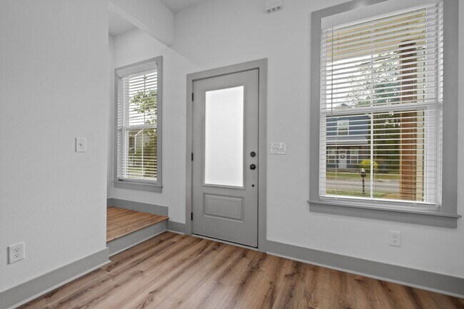 Building Photo - Duncan St Duplex