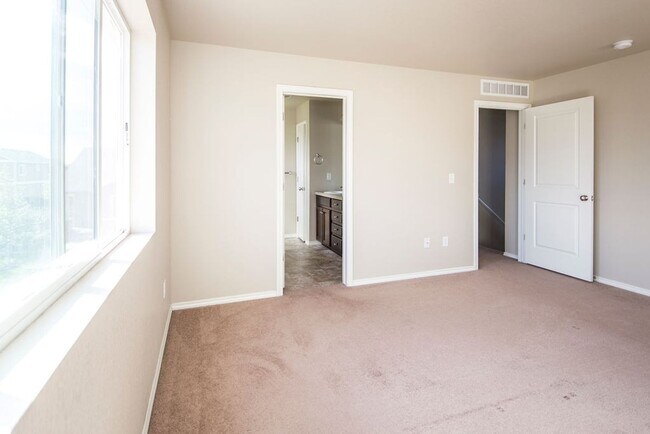 Building Photo - Spacious 3 Bedroom Single-Family Home with Modern Features