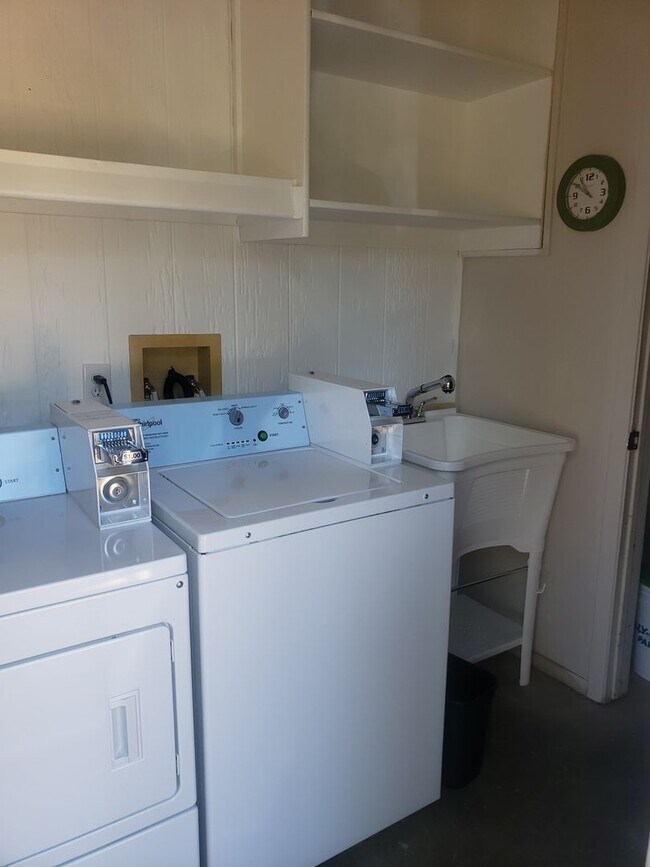 Building Photo - Cute, clean 2 bed / 1 bath in Northeast Pa...