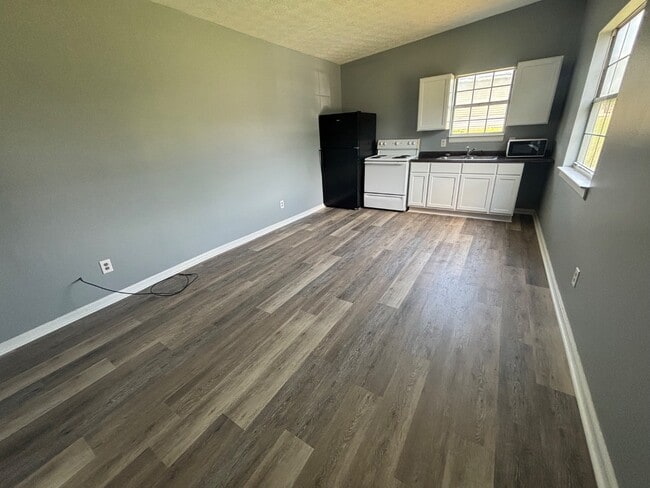 Building Photo - 610 E McMurry Blvd