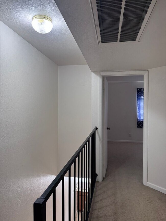 Building Photo - 2 bedroom, 1.5 baths, Boulder Hills condo