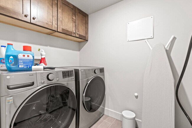 Building Photo - 6537 Silver Creek Dr