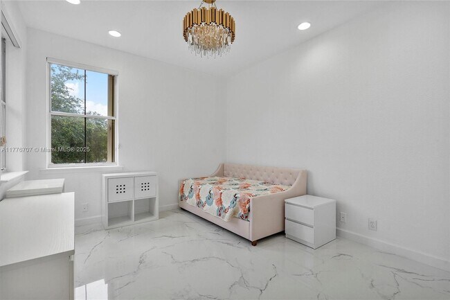 Building Photo - 1382 Harbor View W