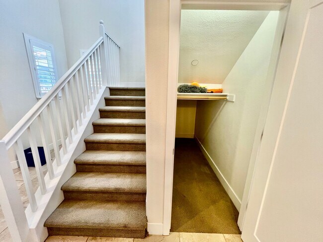 Building Photo - Application Pending! Lovely 4 bedroom 2.5 ...