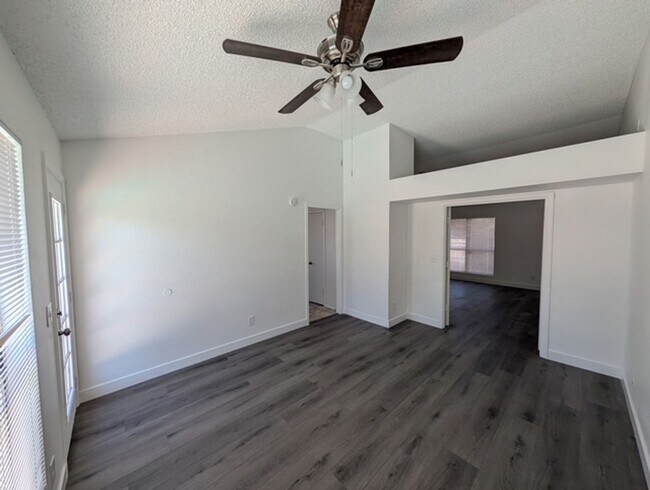 Building Photo - Sharp 3 Bedroom Home w/Pool in Glendale