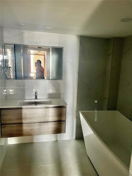 Building Photo - 1717 N Bayshore Dr