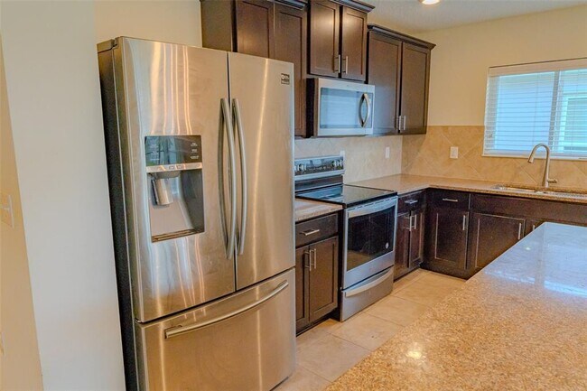 Building Photo - 275 Lake Lucerne Way