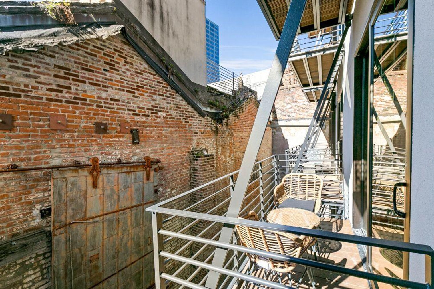 Building Photo - 611 Commerce St