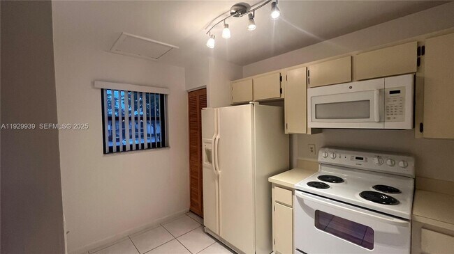 Building Photo - 851 NE 207th Ln