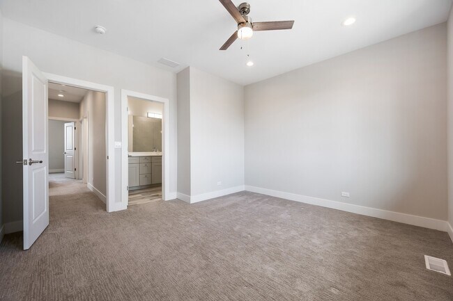 Building Photo - 39 Forest Ave