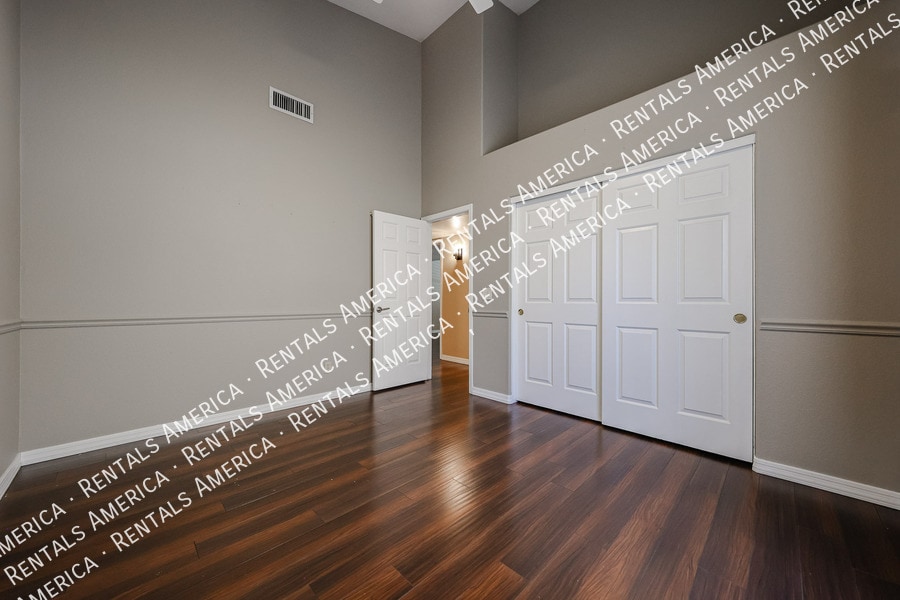 Building Photo - 6126 E Juniper Ave