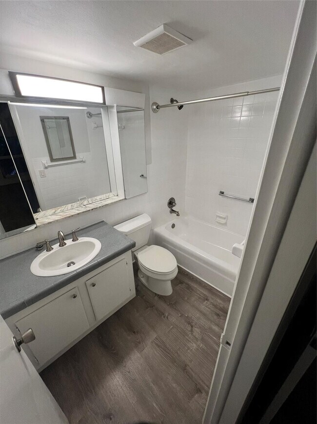 Building Photo - 1201 SE 2nd Ct