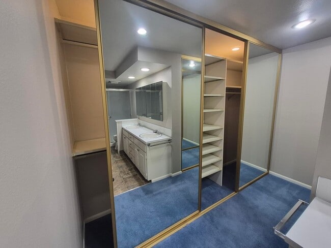 Building Photo - Spacious 2 Bedroom Condo for Rent in the Fairhaven Neighborhood