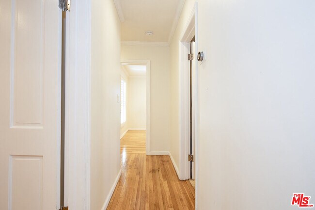 Building Photo - 4216 W Victory Blvd