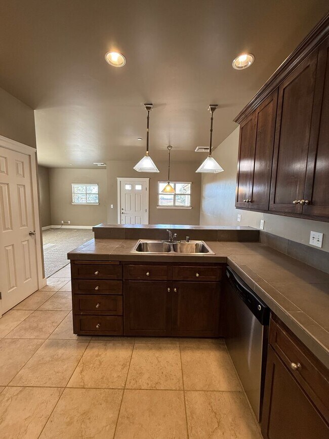 Building Photo - B11110E