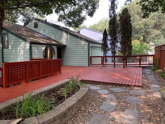 Building Photo - 4 Bedroom 2.5 Bath  with loft ,office, and sauna