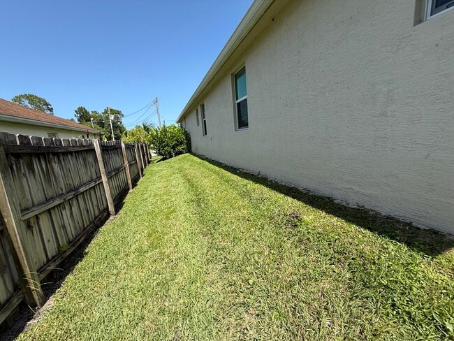 Building Photo - 293 SW Ridgecrest Dr