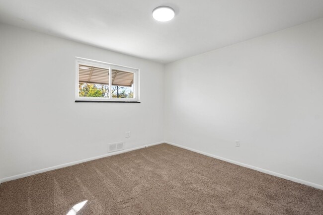 Building Photo - MOVE IN SPECIAL! SCORE HALF OFF 1ST MONTH'...