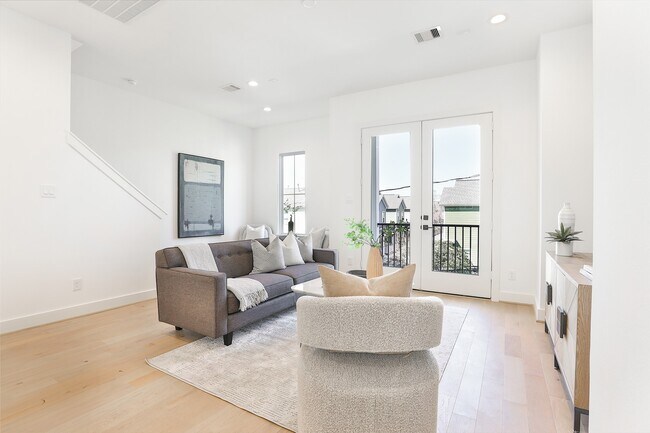 Building Photo - 1018A W 15th 1/2 St