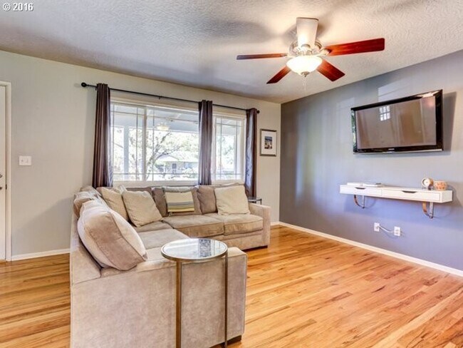 Building Photo - Beautiful 3 Bedroom Ranch Style Home in Cedar Hills with Remodeled Gourmet Kitchen!
