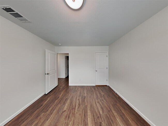 Building Photo - 5023 Highland Crest Dr