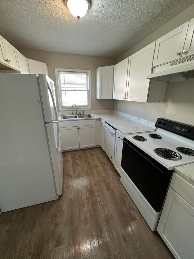 Building Photo - 2 bed 2.5 bath in Stockbridge!