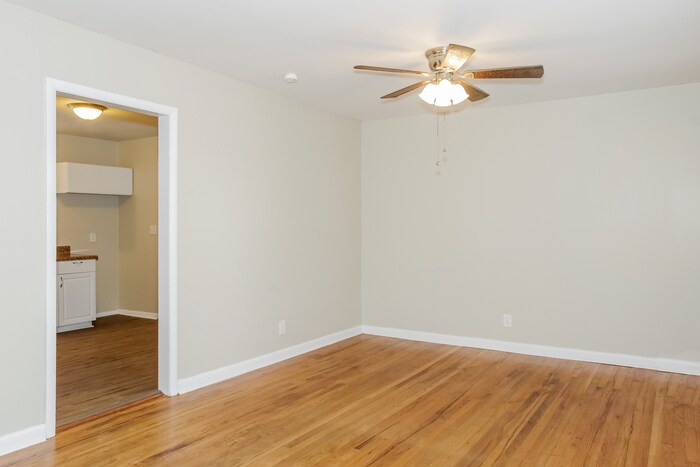 Building Photo - 3704 Lakewood Dr NW