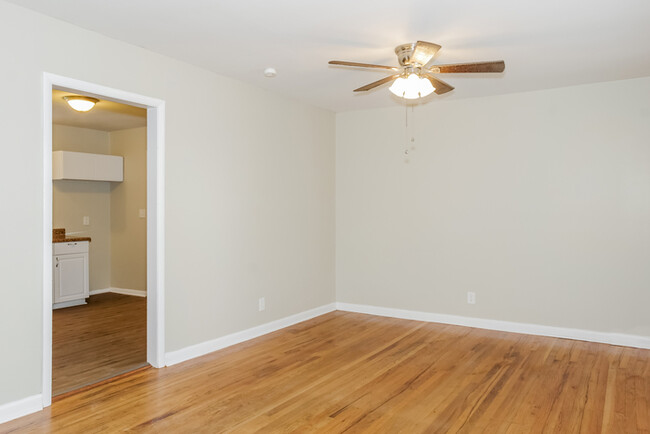 Building Photo - 3704 Lakewood Dr NW