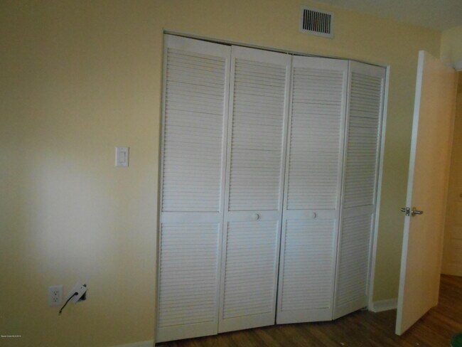 Building Photo - 220 S 5th St