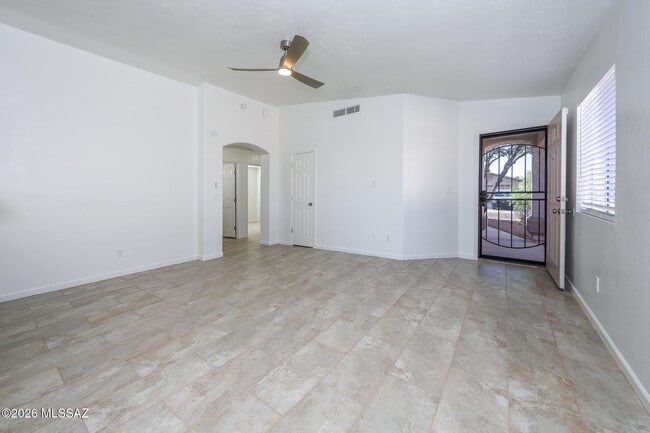 Building Photo - 8873 E Rose Tree Dr