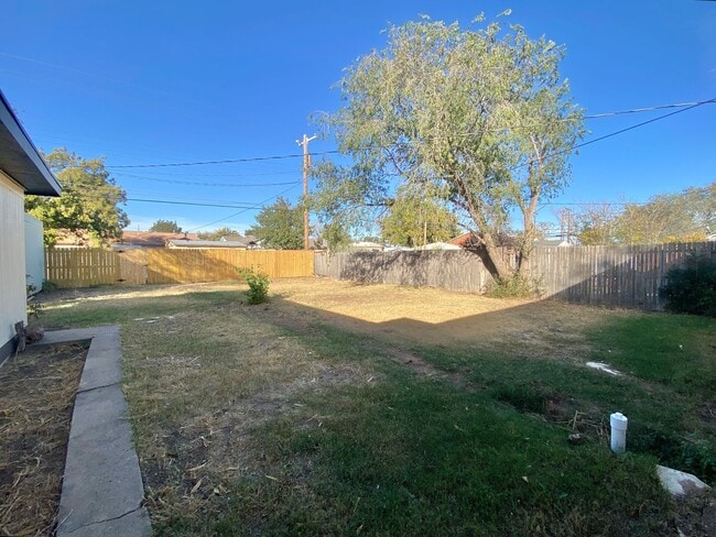 Building Photo - Newly remodeled 3/2 home now available