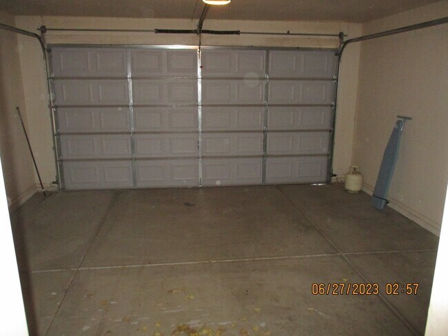 Building Photo - 1975 Village Dr