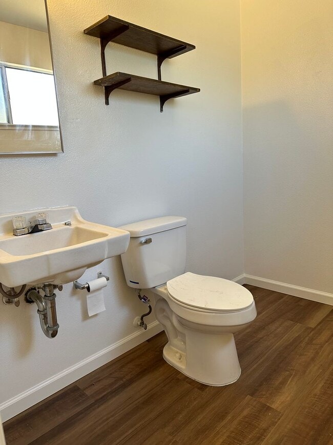 Building Photo - New LVP & Carpet! Great Anderson location!
