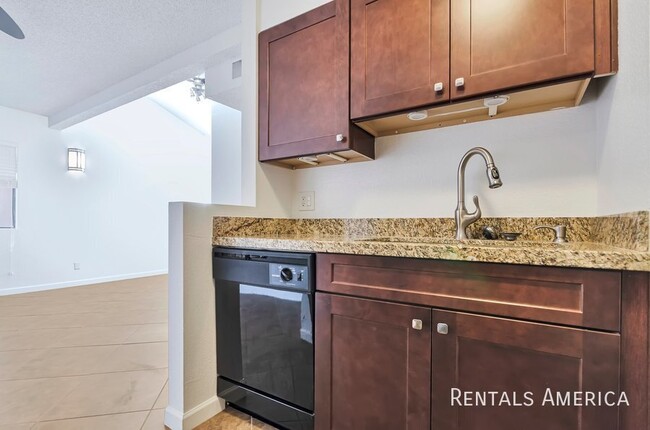 Building Photo - Availabe now 1 bed 1 bath