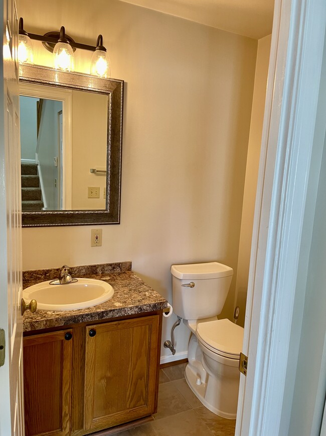 Half bathroom - 1002 Cambridge Ct