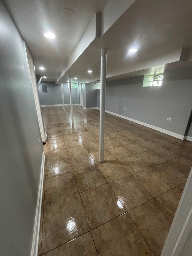 Building Photo - Newly turned Home