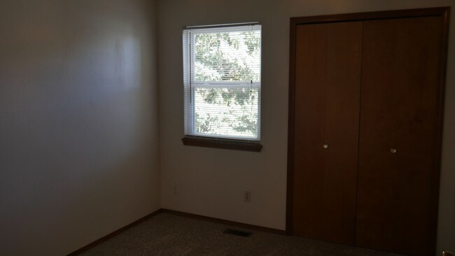 Building Photo - 4 Bed, 3 Bathroom House with Fenced in Bac...
