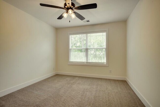 Building Photo - 420 Stonemeadow Rd