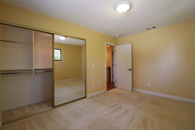 Building Photo - Beautiful Executive Home on the Golf Course