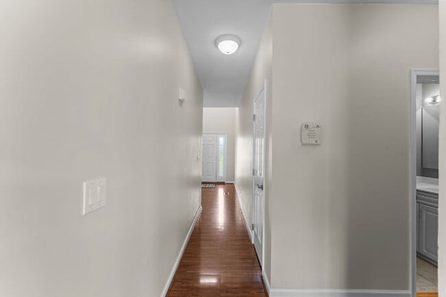 Building Photo - Welcome home to this well-maintained 4-bed...