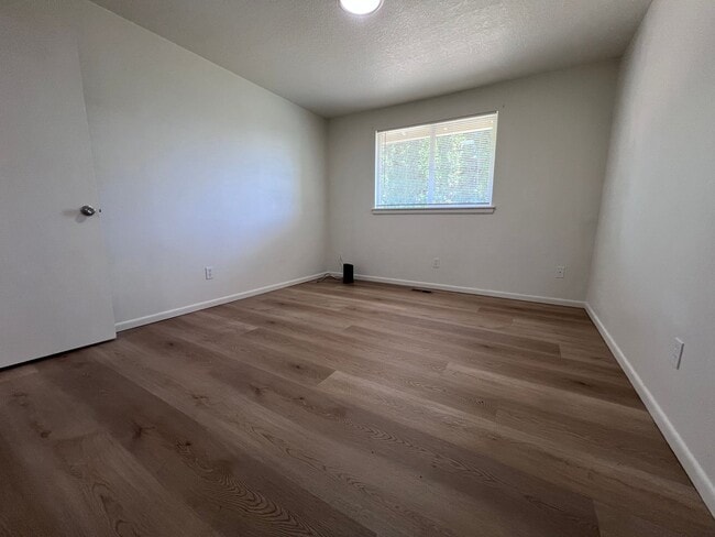 Building Photo - 1106 SW Fox Ct