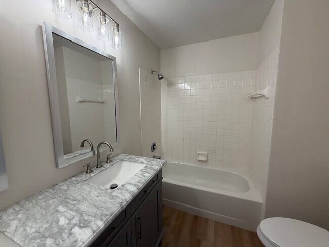 Building Photo - Beautiful Home with Large Great Room!