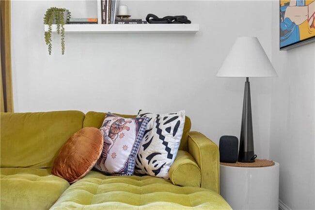 Building Photo - 720 Mollie St SE