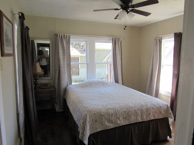 Building Photo - 206 E Columbia St