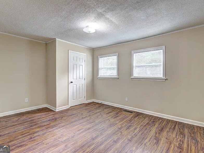 Building Photo - 5164 Phillips Dr